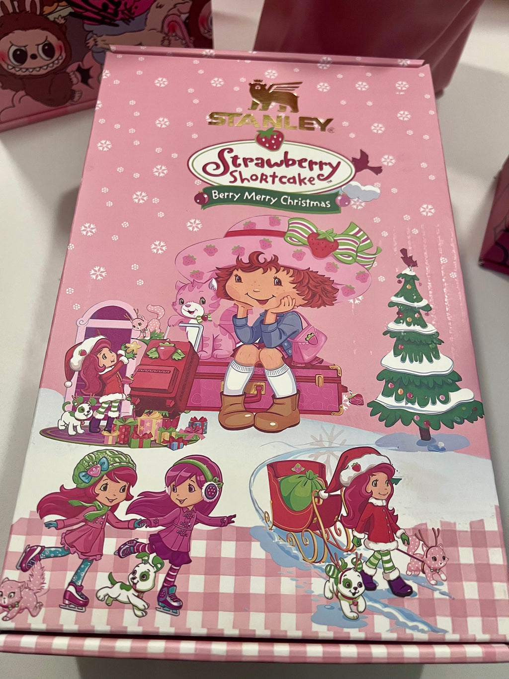 * * LIMITED EDITION * Stanley x Strawberry Shortcake 40 oz Quencher H2.0 FlowState Tumbler – 100% Authentic (New In Box)