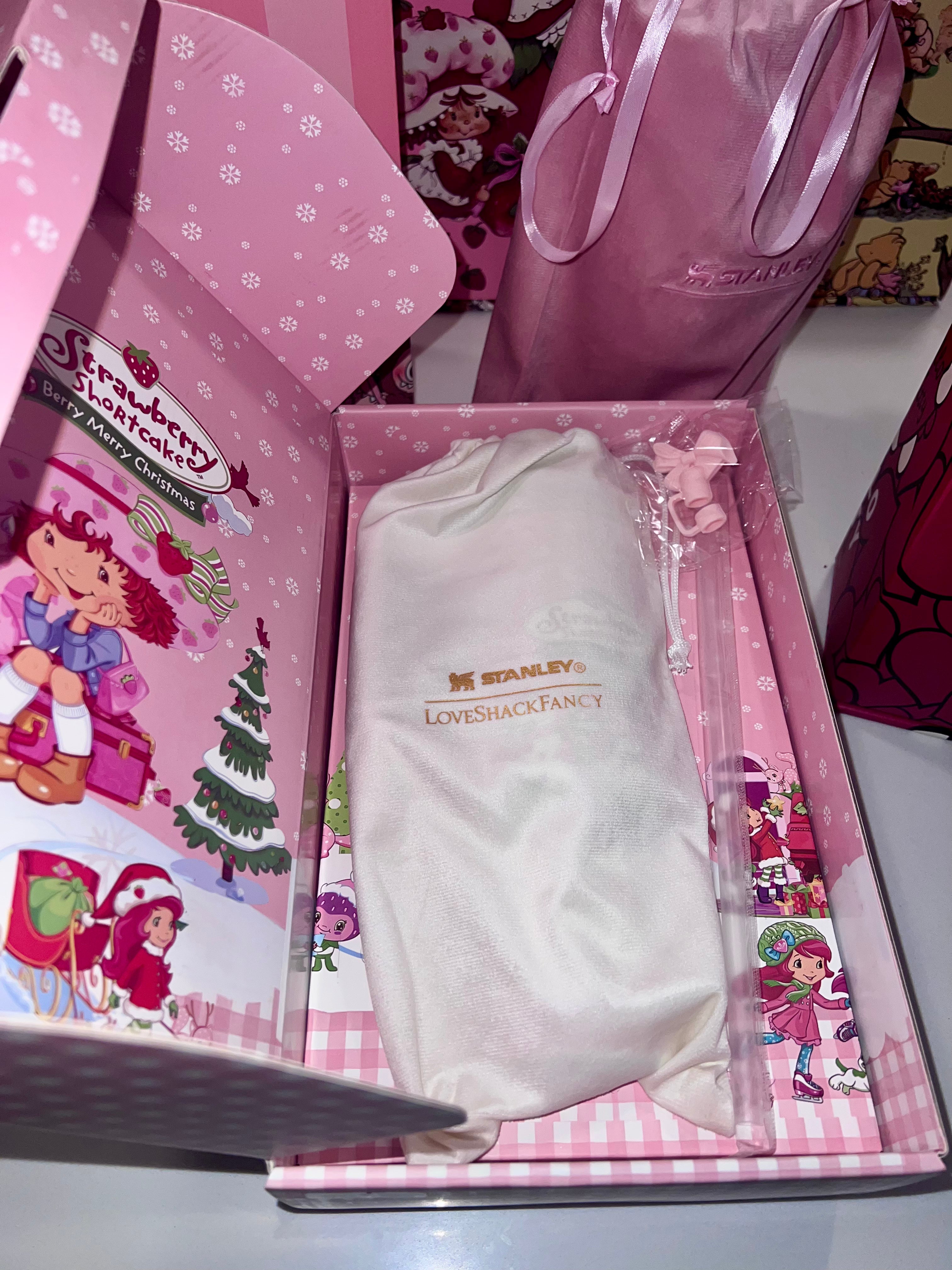 * * LIMITED EDITION * Stanley x Strawberry Shortcake 40 oz Quencher H2.0 FlowState Tumbler – 100% Authentic (New In Box)