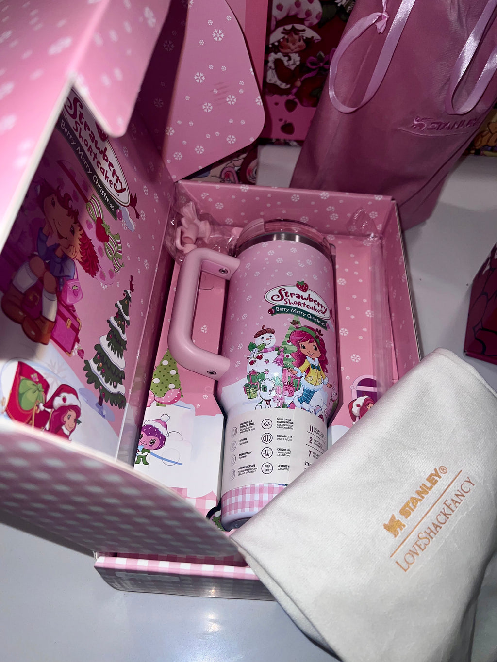 * * LIMITED EDITION * Stanley x Strawberry Shortcake 40 oz Quencher H2.0 FlowState Tumbler – 100% Authentic (New In Box)