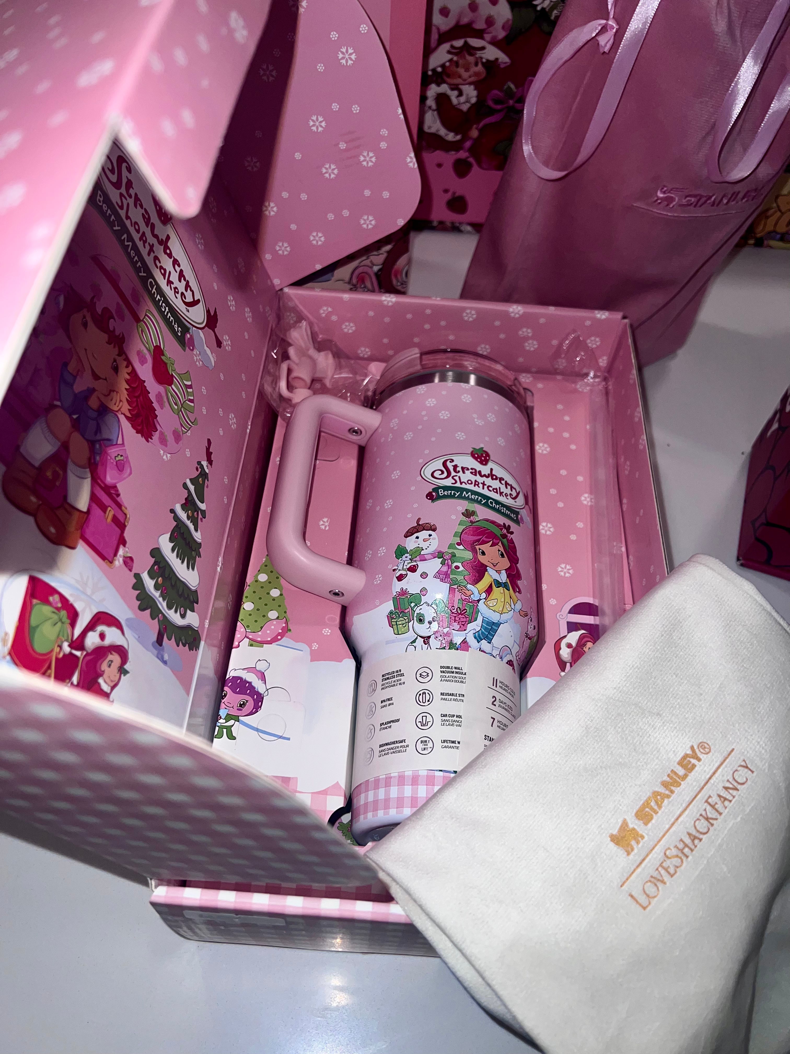 * * LIMITED EDITION * Stanley x Strawberry Shortcake 40 oz Quencher H2.0 FlowState Tumbler – 100% Authentic (New In Box)